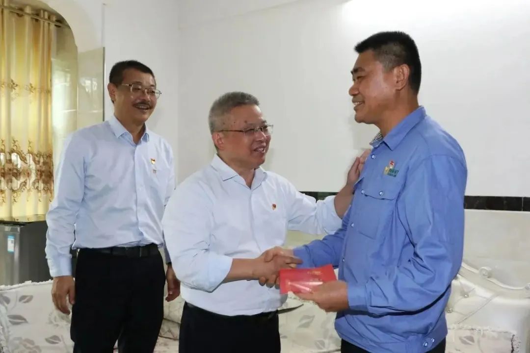 海南(nan)矿业开展(zhan)新(xin)春慰问“送温暖”活動(dòng)4.jpg