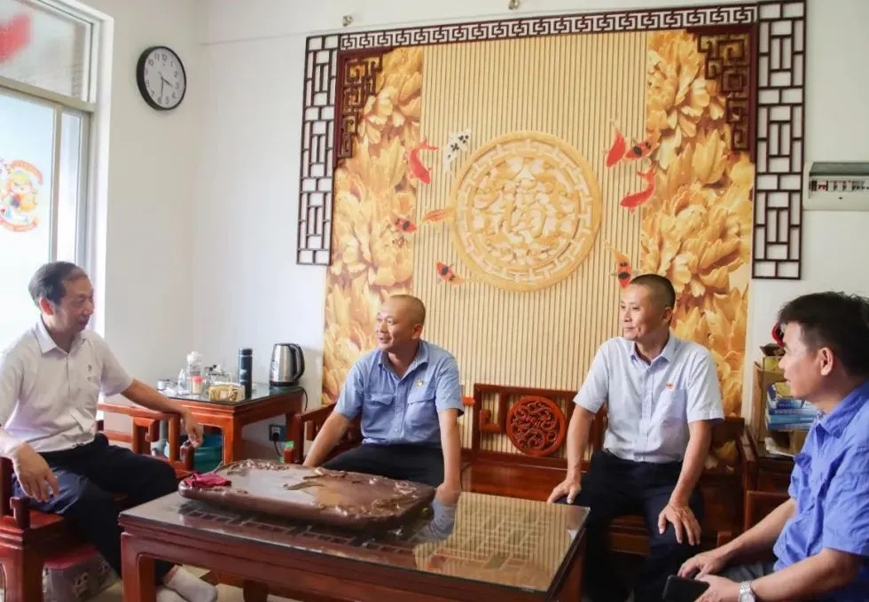 海南(nan)矿业党委(wei)开展(zhan)“七一(yi)”走(zou)访慰问活動(dòng)3.jpg