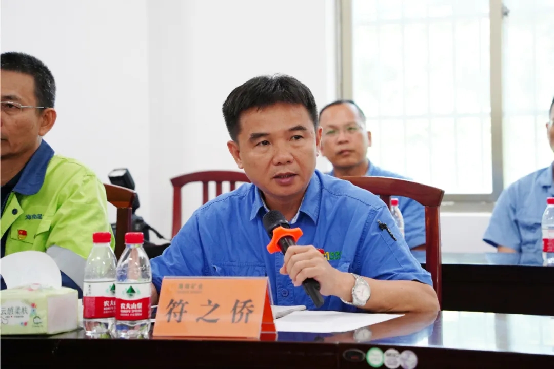 1719828602413015.jpg 海南(nan)矿业召开“七一(yi)”座谈会9.jpg