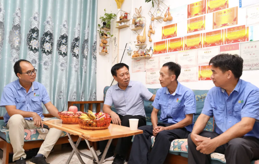 全國(guo)劳模朱平:海南(nan)省总工(gong)会到(dao)海南(nan)矿业走(zou)访慰问全國(guo)劳模朱平