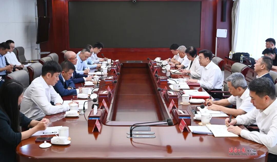 海南(nan)省委(wei)书记冯飞与复星國(guo)際(ji)董事長(zhang)郭廣(guang)昌一(yi)行举行会谈