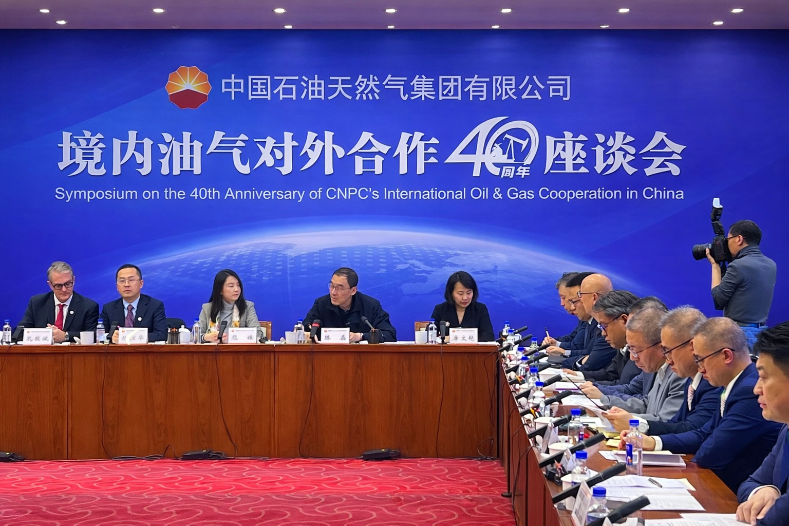 洛克石油受邀参加(jia)中(zhong)國(guo)石油对外郃(he)作(zuò)40周年(nian)座谈会